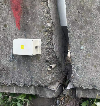 拉绳尺监测裂缝.jpg